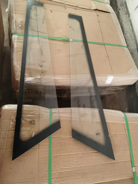 Стекло лобовое правое CDM 833